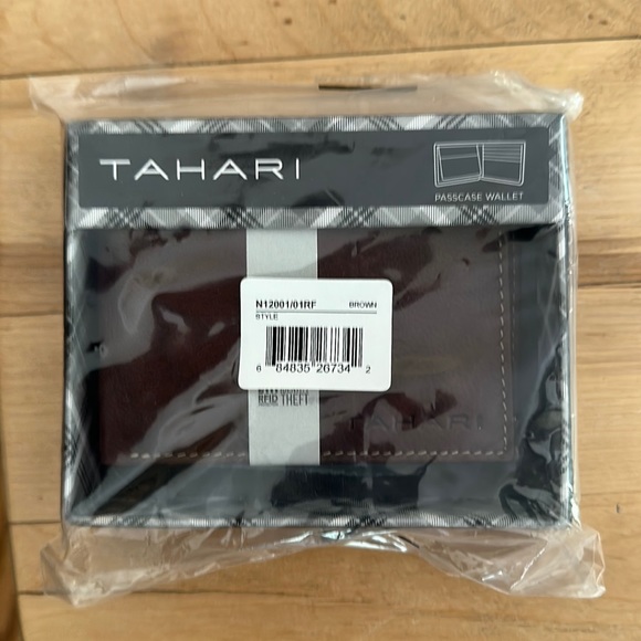 Brand new Men’s Brown Tahari wallet. Never opened. - Picture 1 of 2